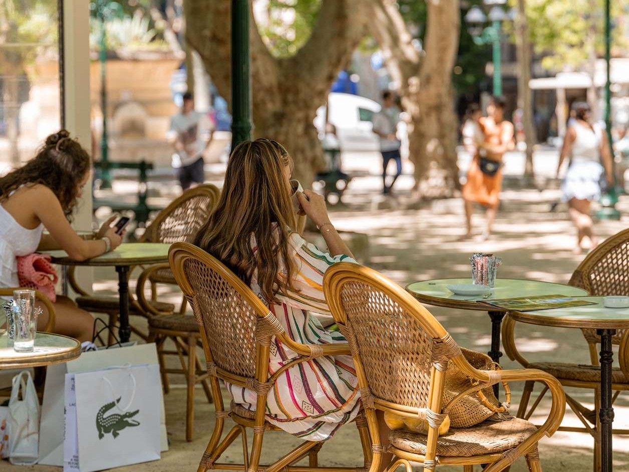 african queen exterieur restaurant lices saint tropez