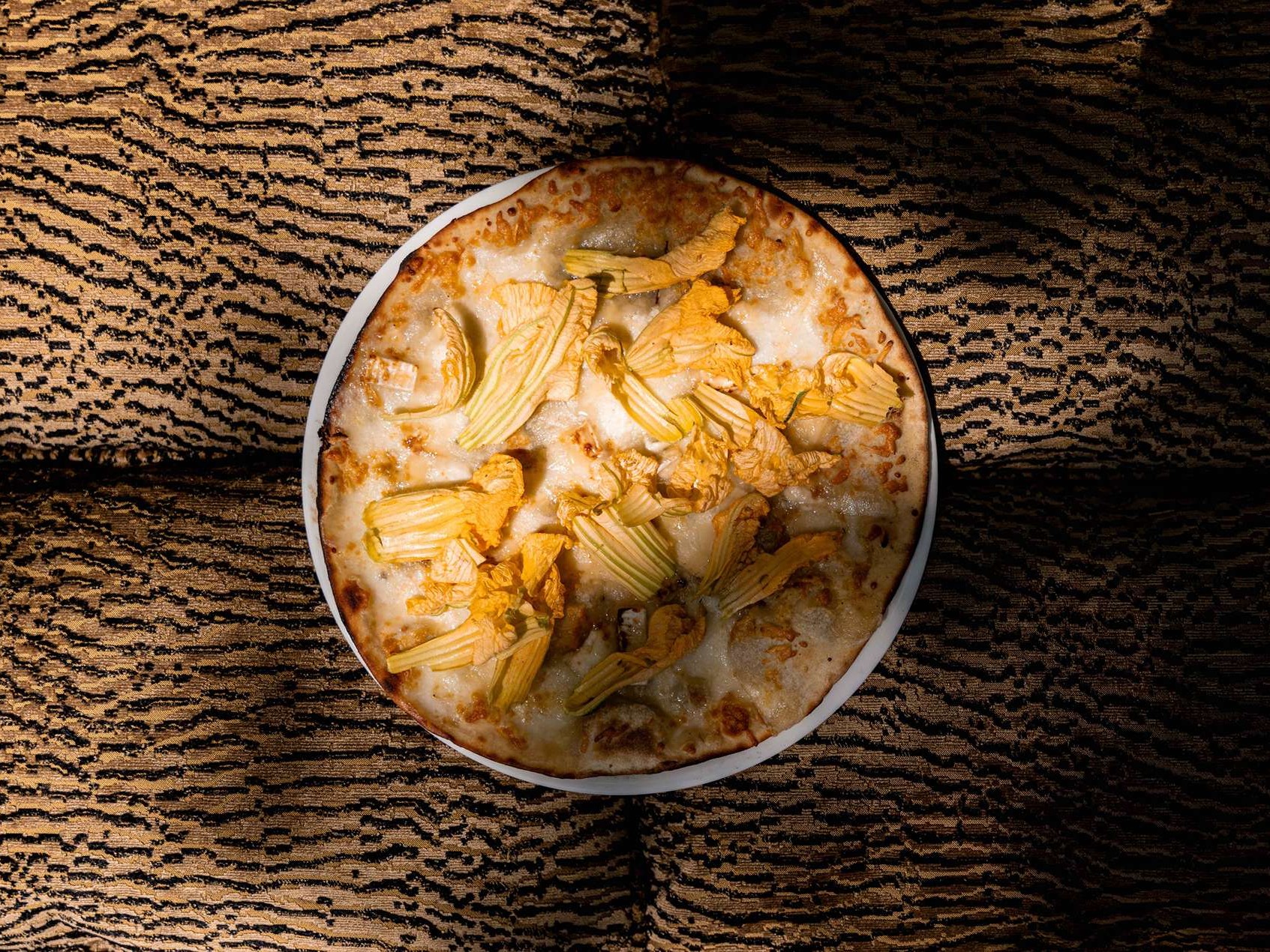 **pizza blanche fleur courgette fromage four france saint tropez african queen restaurant