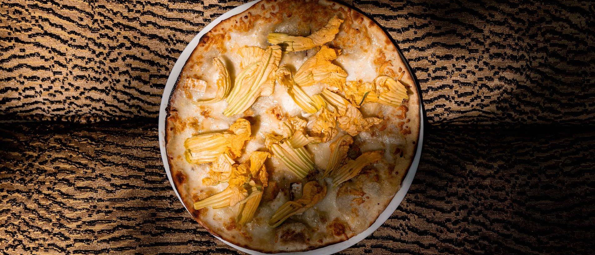 **pizza blanche fleur courgette fromage four france saint tropez african queen restaurant