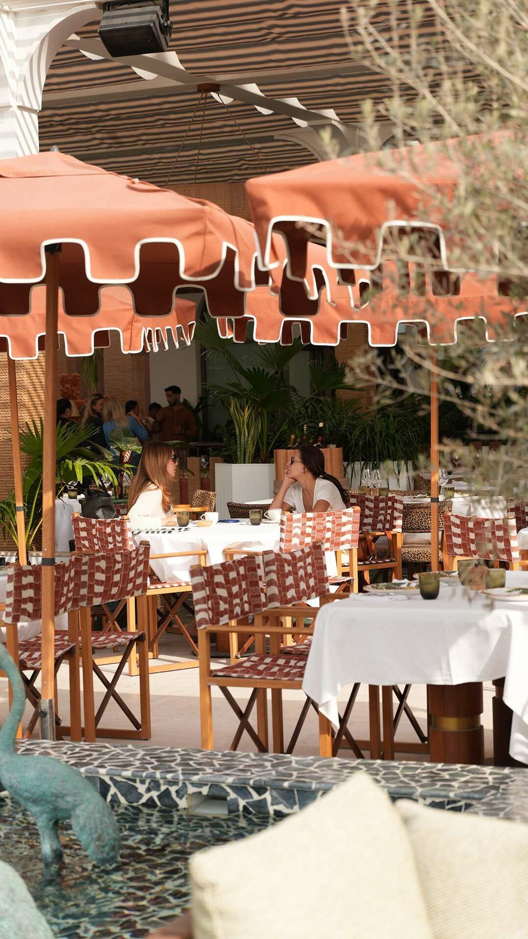 restaurant dubai outdoor african queen beach pool