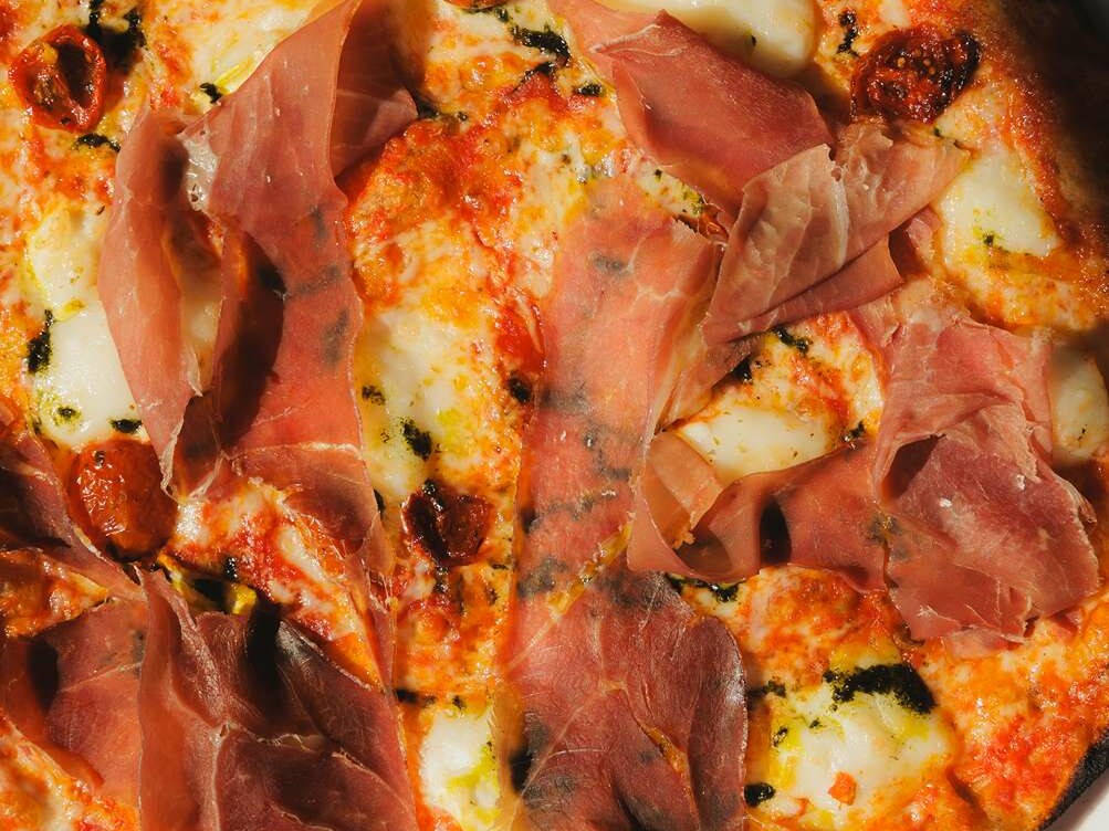 pizza prosciutto tomato sauce african queen