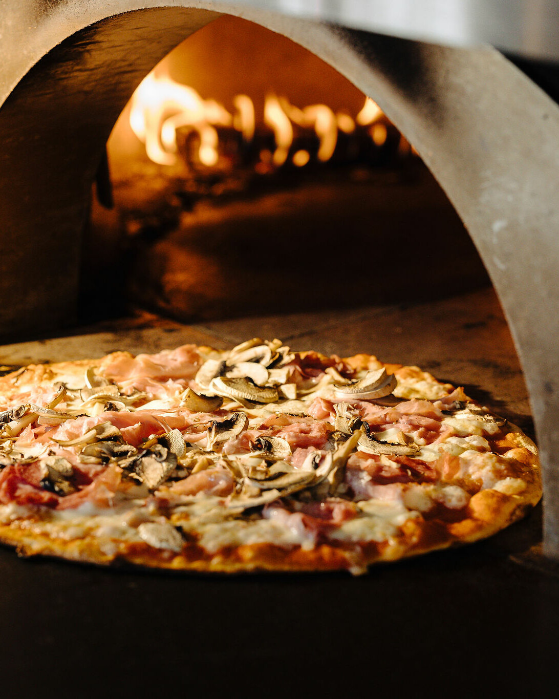 pizza dans son four à pizza